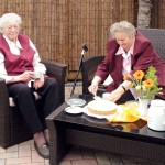 Senioren bei Kaffee und Kuchen auf der Terrasse des Seniorenausgedingehofes Bluno