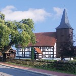 Bei Ausflügen ins Dorf kann die Dorfkirche Bluno in der Nachbarschaft des Seniorenausgedingehofes Bluno besucht werden.